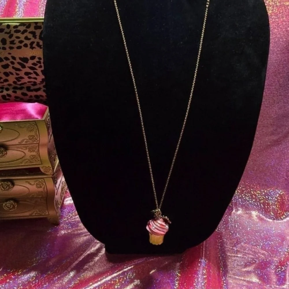 Betsey Johnson Trolls cupcake locket necklace! NWT! - Picture 7 of 12